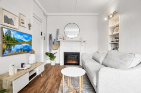 Charming 1-Bed with Fireplace by the Beach